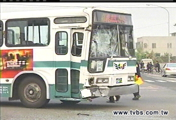 公車貨車對撞　13輕傷送醫 5