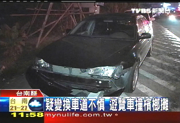 遊覽車撞檳榔攤　4民眾輕傷送醫 3