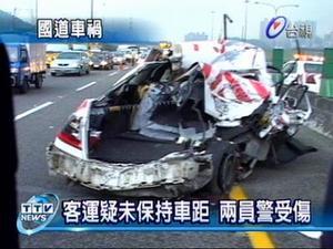 國光客運煞車不及 追撞警車　客運疑未保持車距 兩員警受傷