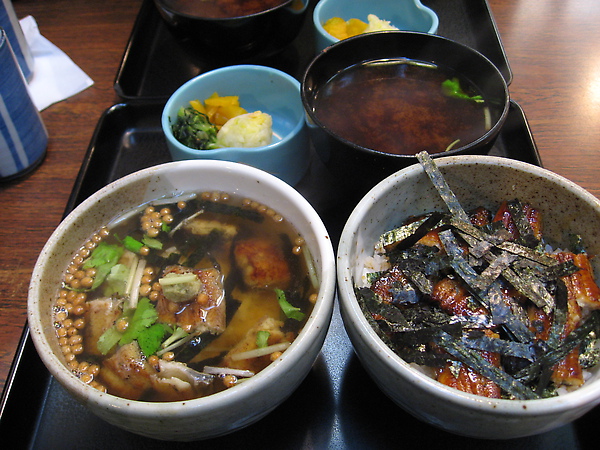 我點的是鰻魚茶泡飯+烤鰻魚飯