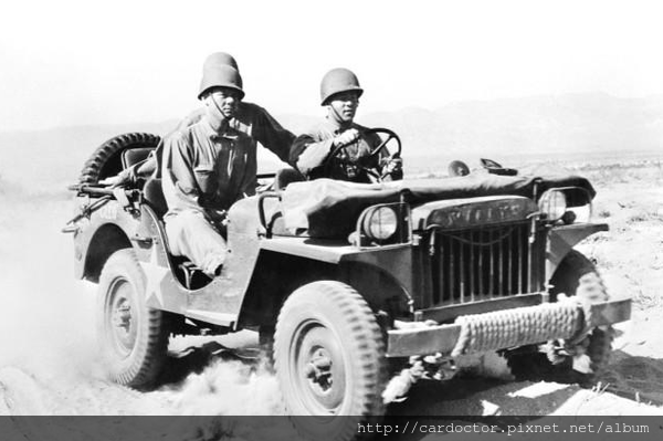 吉普車JEEP歷史介紹！1940年7月第二次世界大戰戰況越來越激烈,美國軍方向135家汽車製造商發出招標公告,製造一台輕型軍方用的吉普車以方便作戰。  美軍當時提出超低的價格和不可能的數量要求汽車公司。美軍當時要求汽車製造商必須在49天內完成設計並交出70輛軍車,但是總價格不能超過17.5萬美元.......這根本就是不可能的任務(LA桃園車庫是這樣覺得啦）  由於招標的價格真的太低了,一百多家汽車製造商都退出這場招標！最後只有班塔姆（Bantam）、威利斯（Willys-Overland）、福特（Ford）三家汽車公司在競標。  班塔姆（Bantam)應該很多朋友不知道的來歷吧！買賣外匯車推薦建議LA桃園車庫，買賣中古車估價推薦建議請找LA桃園車庫。