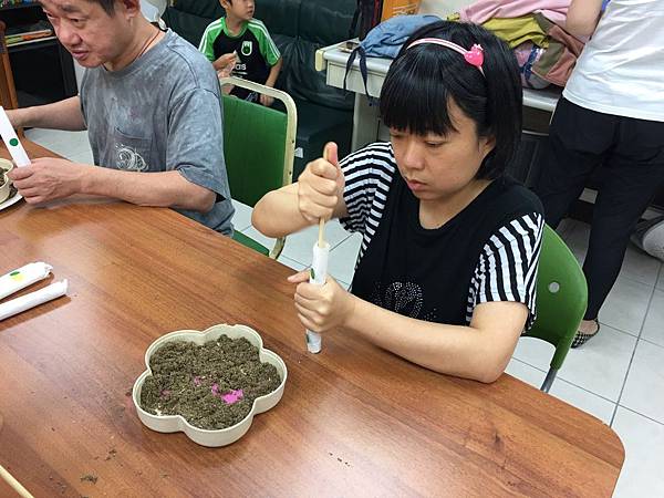 樂山院生協助家長做艾草蚊香 樂山院生協助家長做艾草蚊香
