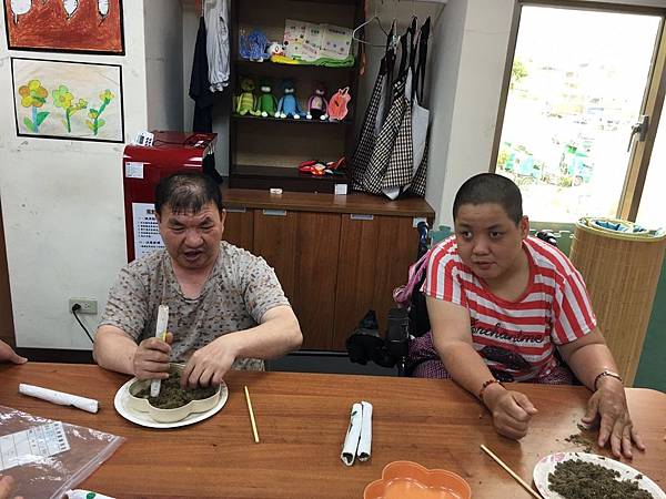 樂山院生協助家長做艾草蚊香 樂山院生協助家長做艾草蚊香