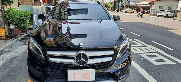 台南仁友汽車玻璃_隔熱紙- BENZ GLA  前擋風玻璃換