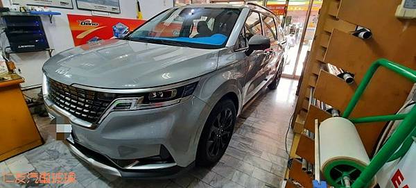 台南仁友汽車玻璃_隔熱紙-Kia Carnival 高隔熱、