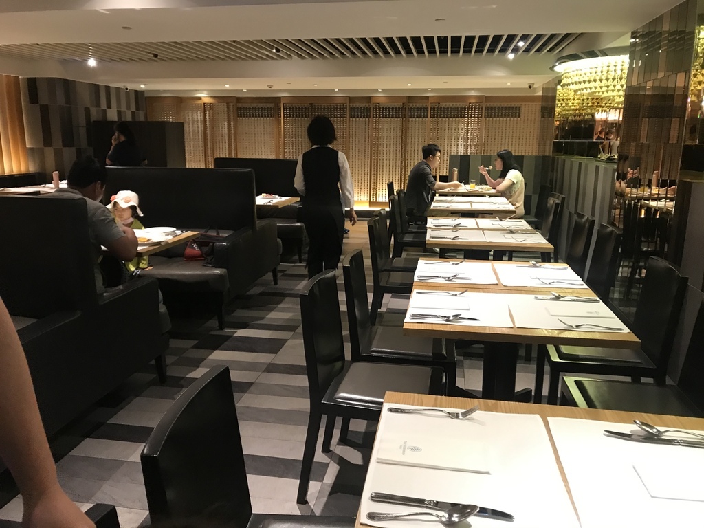 台北。松山︱中山國中站美食推薦：龍蝦牛排很讚的台北西華飯店/