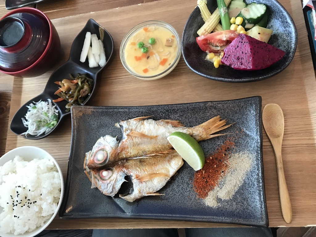 【宜蘭頭城美食】伍参港 外澳沙灘海景地中海海鮮餐廳︱海鮮定食