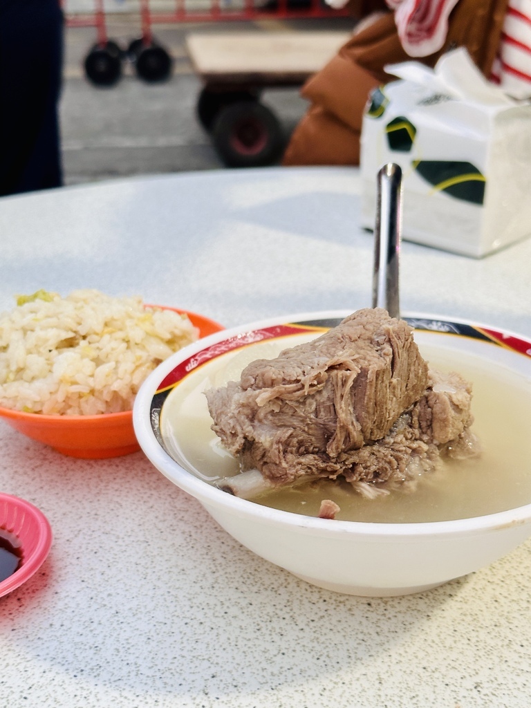 [台北。萬華] 龍山寺站︱超大塊的原塊排骨湯︱高麗菜飯︱廣州