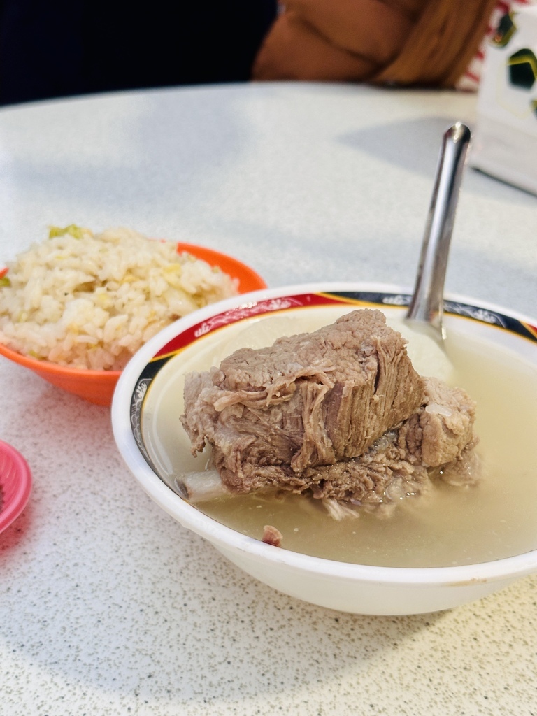 [台北。萬華] 龍山寺站︱超大塊的原塊排骨湯︱高麗菜飯︱廣州