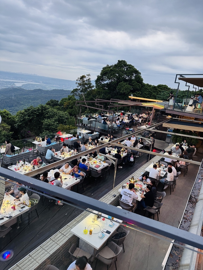 【台北夜景餐廳】 草山夜未眠㬌觀餐廳：有旋轉木馬的陽明山夜景