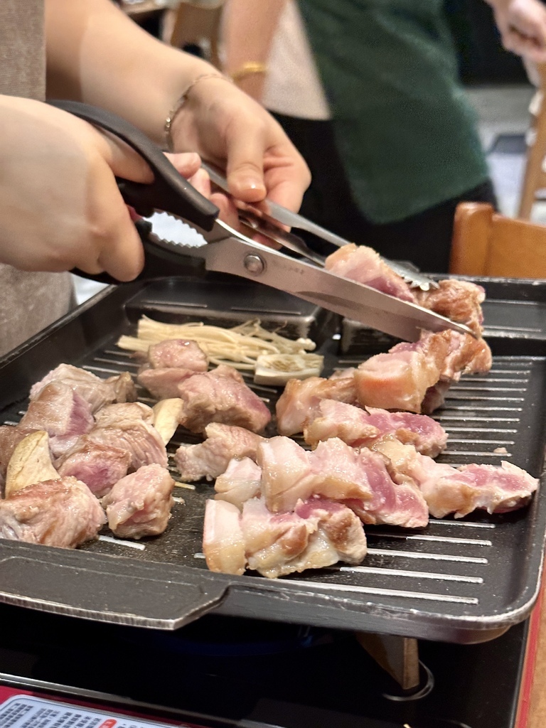 【台北大安美食】國父紀念館站人氣餐廳「這家韓式料理」有人幫忙