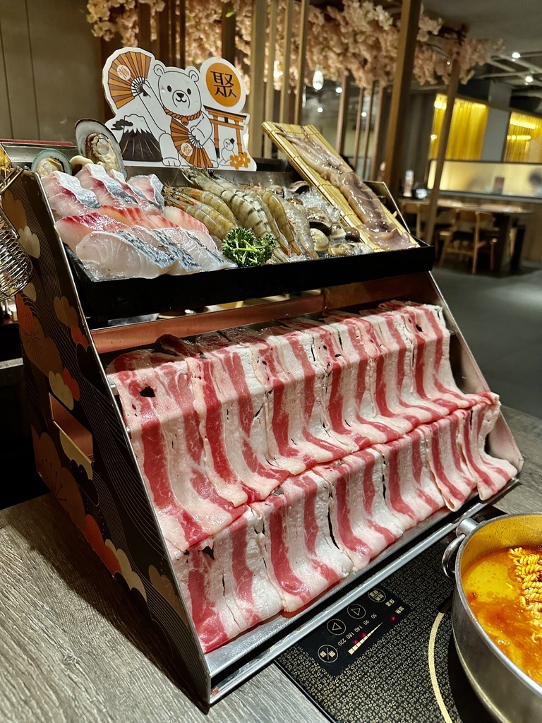 台北。中山︱松江南京站：蔬菜飲料冰淇淋自助吧吃到飽、海陸肉肉