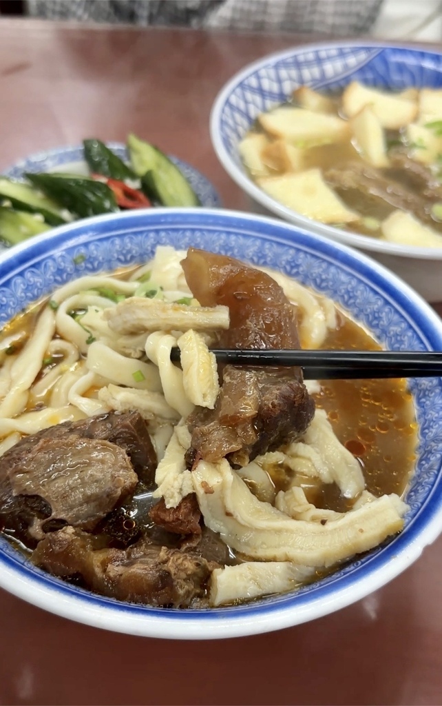 【台北中正美食】西門町牛肉麵：老字號清真黃牛肉麵可免費加湯加