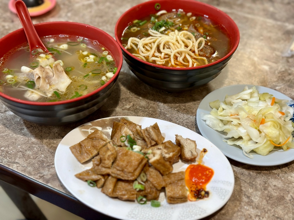 [食記] 台北 信義在地熱門百元牛肉麵-建忠牛肉麵