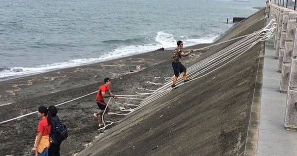 ROPE ON DAM 