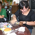 090506MakingCake-04.jpg