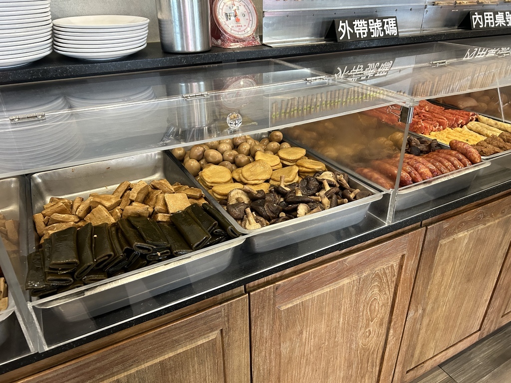 【新竹竹東】竹東邱記排骨酥麵-竹東店，門口附停車位，環境安靜