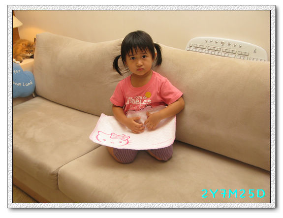 2Y07M25D-吃KITTY01.jpg 2Y07M25D-吃KITTY01.jpg