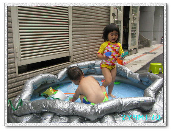 2Y09M17D-門口玩水01.jpg 2Y09M17D-門口玩水01.jpg