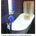 主臥衛浴-200公分長的貴妃浴缸牆面配合房間的深色系彩用深藍色長條狀馬賽克磚