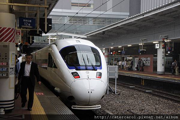 造型流線的新幹線列車.JPG