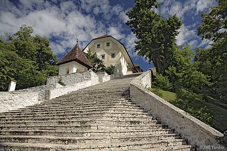 20080724192552_slovenia-lake-bled-church-staircase