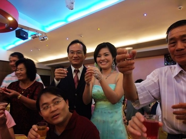新人敬酒啦～