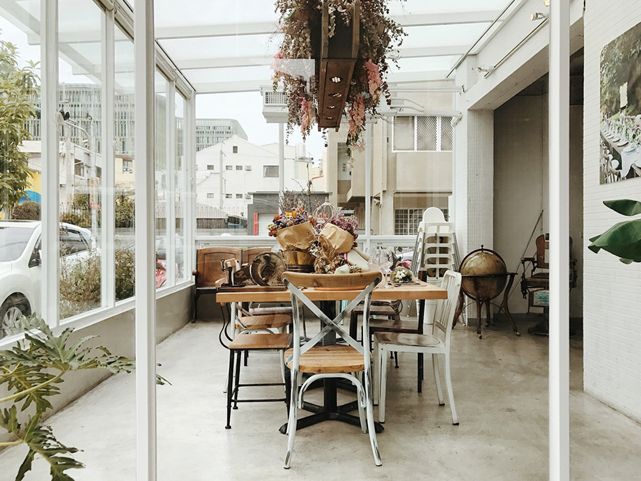 關於餐桌 About Tables 關於餐桌 About Tables