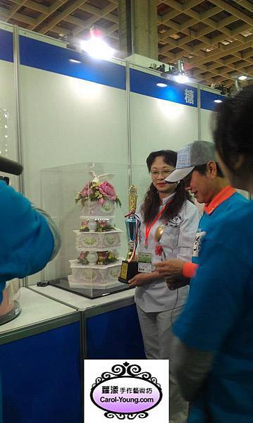 蘿漾獲得2013年3月gateaux盃蛋糕技藝競賽，職業類 糖花工藝組第一名&杏仁膏組佳作。