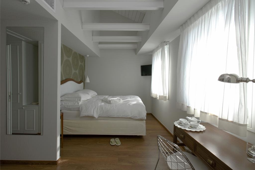 hotel Metropolis of Ioannina(room).jpg