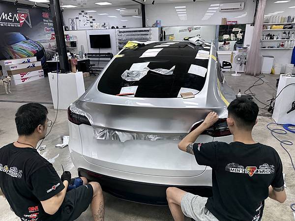 曼司車體包膜,新竹汽車貼膜,重機包膜,遊艇包膜,客製化,ExoShield,前擋風玻璃保護膜 (2).jpg 曼司車體包膜,新竹汽車貼膜,重機包膜,遊艇包膜,客製化,ExoShield,前擋風玻璃保護膜 (2).jpg