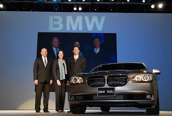 左至右_BMW全新大7系列專案總監 Johann Kistler、BMW 大中華區進口業務部Ms. Gaby-Luise Wuest總經理、BMW總代理 汎德公司杜黃旭總經理.jpg