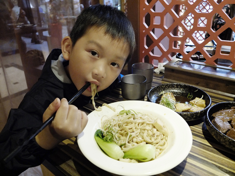 2014-05-03人之初麻辣膠原嫩骨麵010.jpg