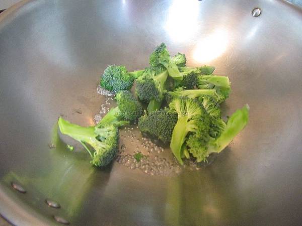 臉黃黃太太：蛋包飯(小孩超愛)-水沸後，放入青花菜，蓋上鍋蓋悶2分鐘後撈起