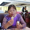 媽媽正在吃冰淇淋   囧...我也要吃！！