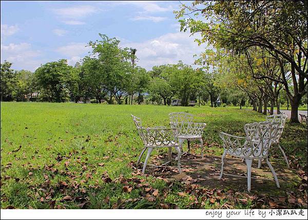 ▌遊記▌六月黃金雨阿勃勒盛開~南投中興新村金城社區(五百戶)  內轆溪畔周圍 中興小巨蛋附近。第三市場裡古早味的冰店『正典牛乳大王』必吃『冰磚』就是招牌特製三文治,每日限量~南投美食/南投景點/親子遊/免費景點/一日遊/情侶約會 南投美食,正典牛乳大王,冰磚,花生冰淇淋,第三市場,古早味,網路團購名店,南投,黃金雨,阿勃勒,中興新村,市場