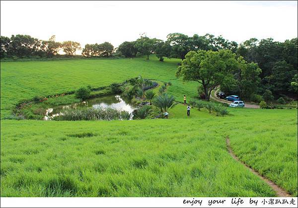 ▌遊記▌苗栗通霄私藏口袋秘境~ Instagram熱門打卡點.廣告拍攝場景: 南窩綠丘之青青草原,大草原的私人土地景點免門票開放,適合溜小孩、野餐、踏青! 南窩綠丘,苗栗通霄,秘境大草原,草地奔跑,野餐踏青,少兒樂園,XP電腦桌布,苗栗,通霄,野餐,踏青,打卡,親子,大南窩,草原,大南窩綠丘