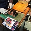 貓與蟲-日本東京築地景點-築地黑鮪魚壽司丼飯 (17).jpg