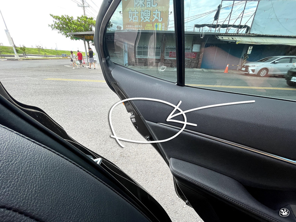 汽車後座打不開壞掉兒童安全鎖ToyotaCarmy2021Hybrid油電尊爵棕色貓與蟲的遊記生活 (2).jpg