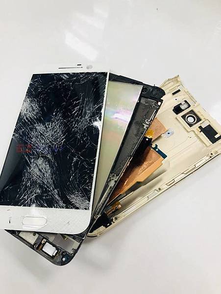主人不慎讓手機從高處墜下 主人不慎讓手機從高處墜下