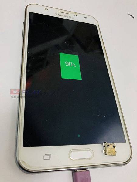 三星J7發生充電異常 三星J7發生充電異常