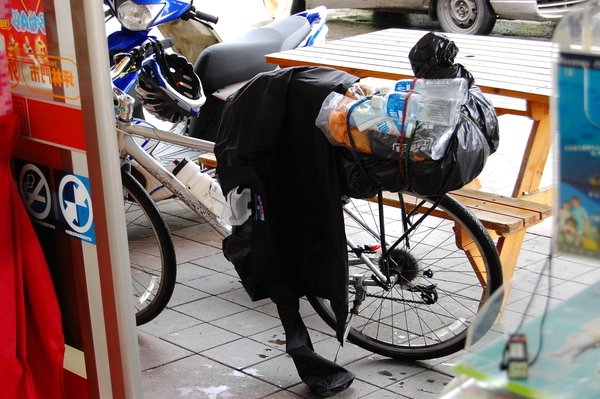 狼狽的鐵馬與悶熱的雨衣