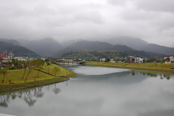 冬山河畔細雨紛飛山嵐迷濛