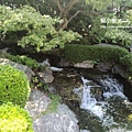 日式庭園中的小溪流
