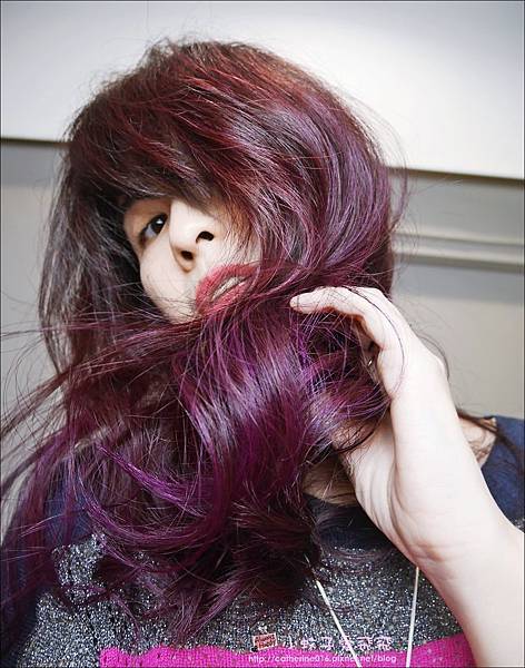 永和頂溪髮廊【時光藝廊Time Hair Salon】紫紅漸層氣質鏡面色,膚色更顯白晢