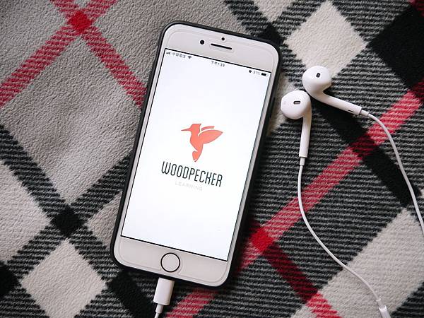 Woodpecker英文學習app 節目影片同步學英文 進步在不知不覺中 即時翻譯字典