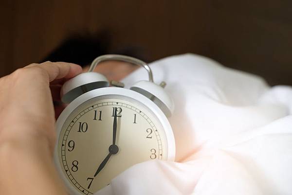 【健康小迷思】熬夜後再補眠就可以了? - 好食・好時 goodhealthlife.com.tw 熬夜_睡眠_熬夜會怎樣?