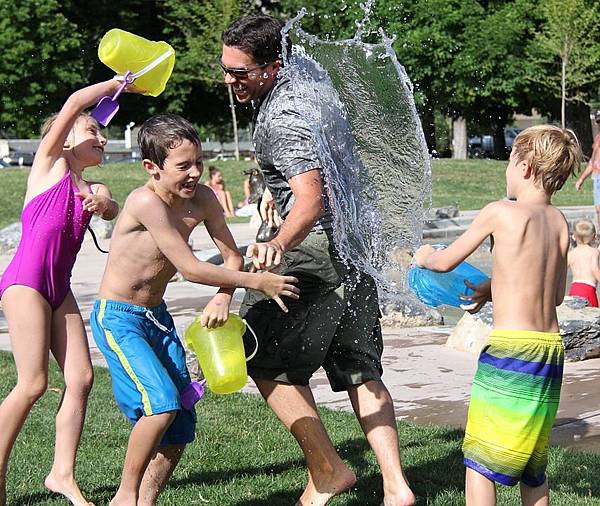 water-fight-442257_960_720.jpg 孩童長高_孩童戲水
