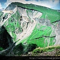 機場巨型燈箱，好像是個火山湖