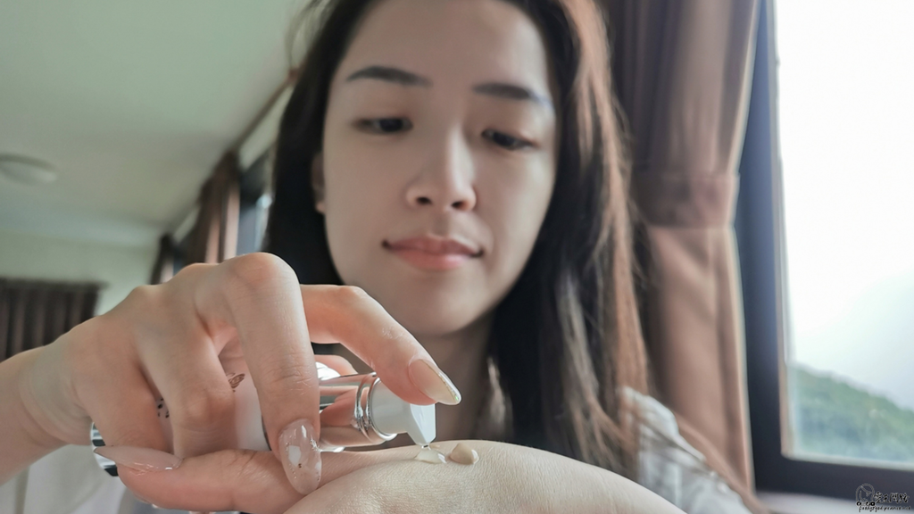 ZIYING芝盈胜肽保濕精華液｜ZIYING ｜保濕精華液｜精華液推薦｜敏感肌｜乾性肌膚 ｜油性肌膚 ｜混合肌膚｜美妝部落客推薦 ｜網美推薦保養品｜人氣美妝品牌｜美妝客愛用｜保養品推薦｜精華液｜台灣製造 ｜保濕推薦｜苜藍茵 ｜高效保濕 ｜保濕 ｜不黏膩｜抗氧化｜三胜肽｜四胜肽｜玻尿酸 (5).PNG